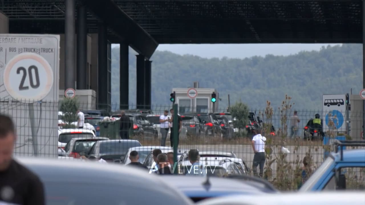 Merdarë, pritjet e bashkatdhetarëve për të dalë nga Kosova deri në pesë orë