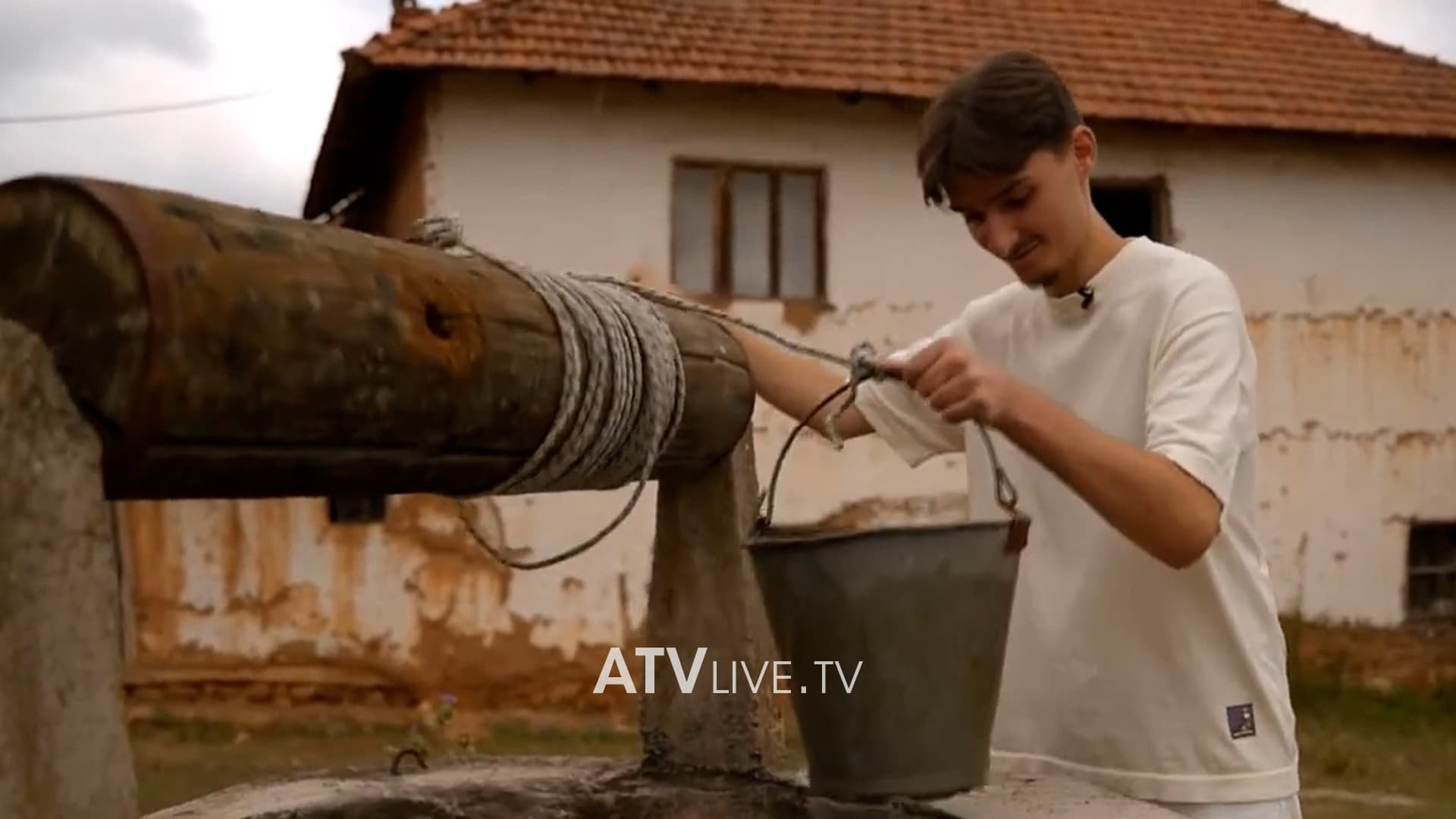 17 vjeçari, i lindur e rritur në Gjermani, por me njohuri të veçantë për historinë e vendit