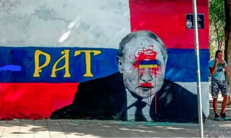 Aktivistët rusë që i rivizatojnë muralet nacionaliste në Beograd përndiqen nga regjimi serb e rrahen nga qytetarët