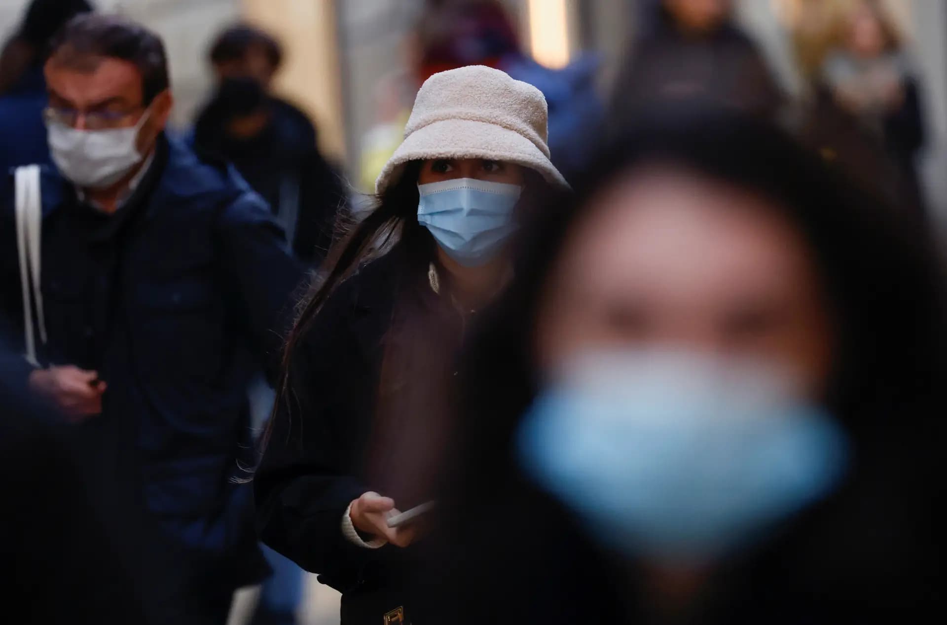 Varianti i ri i COVID-19, shkencëtarët bëjnë thirrje që të vendosën përsëri maskat