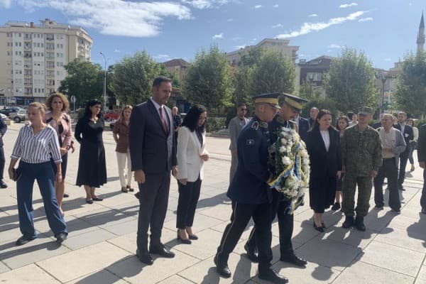 Osmani e Konjufca bëjnë homazhe tek memoriali për të zhdukurit
