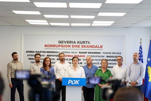 ​PDK: Dështimi i MASHTI-it me tekste shkollore, dëmtohen financiarisht prindërit