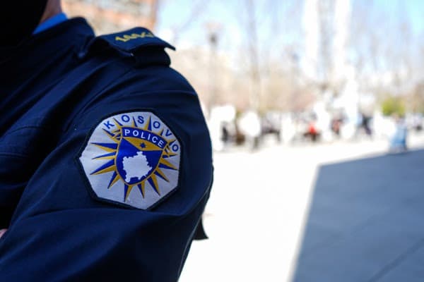 Tenton ta marrë fajin e djalit, i kërcënon policët pasi i refuzohet kërkesa