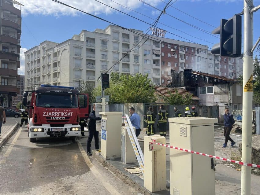 Policia jep detaje për zjarri në oborrin e QKUK-së