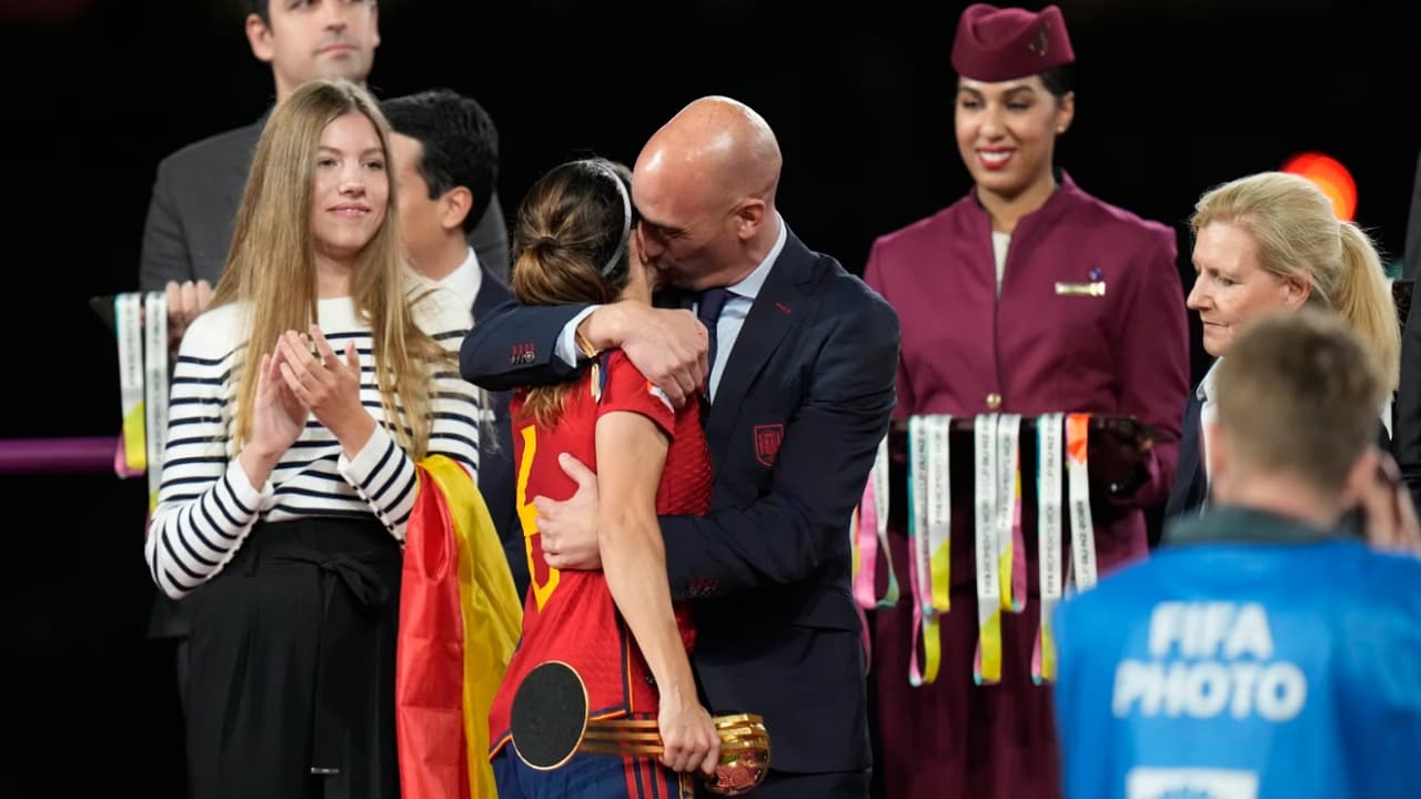 Federata spanjolle heton presidentin e saj pasi puthi futbollisten
