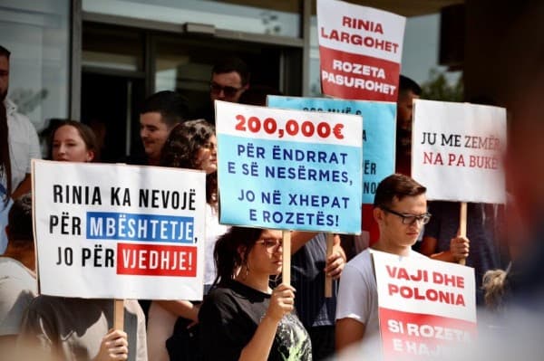 ​“Rinia largohet, Rozeta pasurohet”, të rinjtë e PDK-së kërkojnë dorëheqjen e Hajdarit