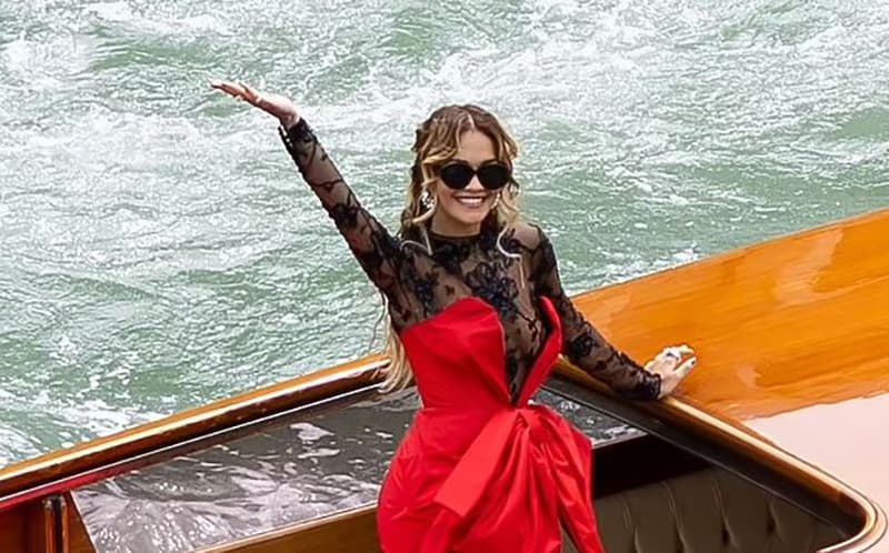 Rita Ora me plot dashuri për shqiptarët, shfaqet e veshur kuq e zi në Itali