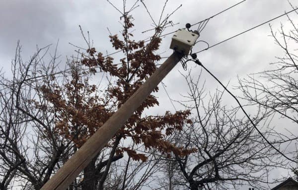 ​Me kamion këput një kabllo rryme dhe rrëzon disa shtylla druri
