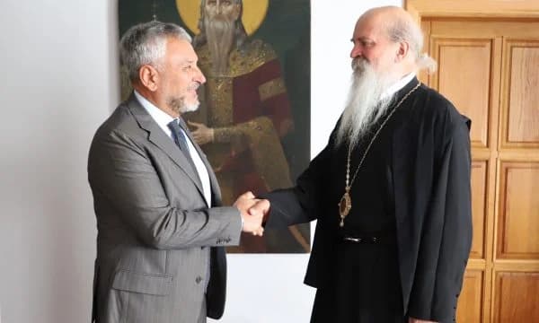 Shefi i EULEX-it viziton Teodosijen në Manastirin e Graçanicës, tregon çka biseduan