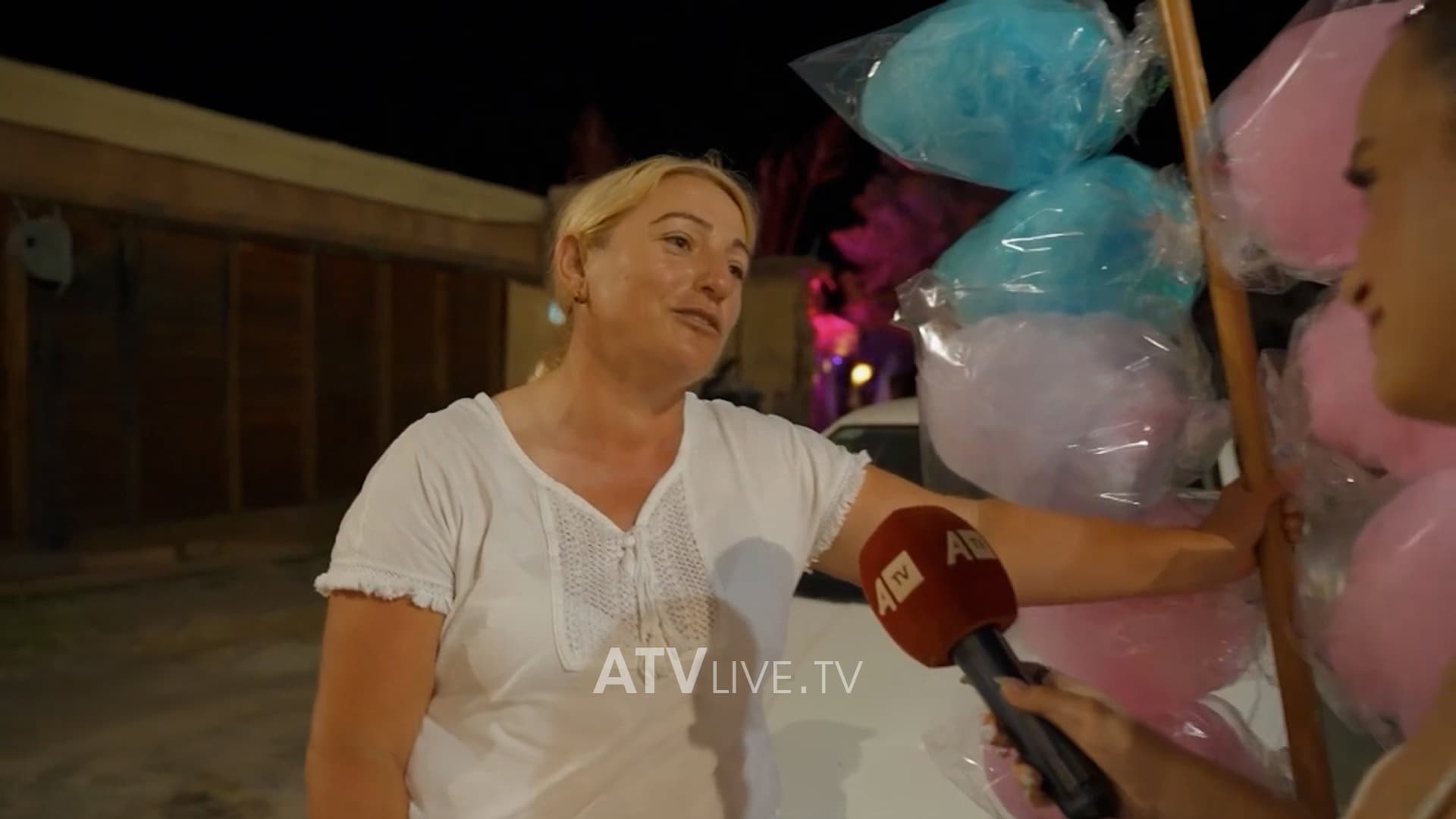 “Prej turistëve po presim me e fitu bukën e gojës se Shqipëria ka mbaru” – Shitësja në Shëngjin e shqetësuar thotë se punon 3 muaj që t’i mbulojë muajt e tjerë të vitit