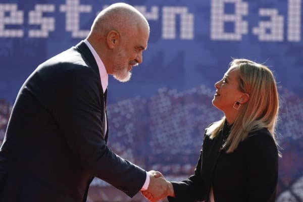 “Financial Times”: Italianët vërshojnë në resortet me kosto të ulët të Shqipërisë