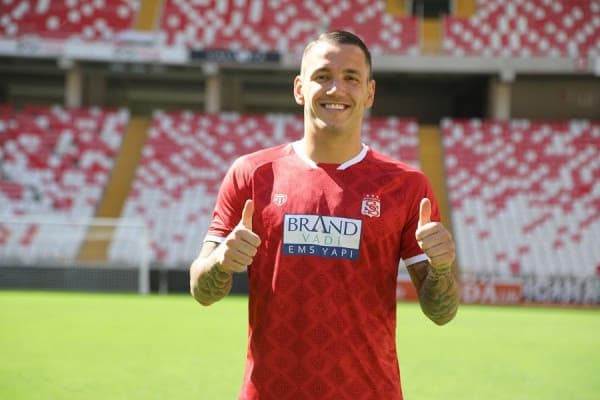 Rey Manaj transferohet te Sivaspori në Turqi