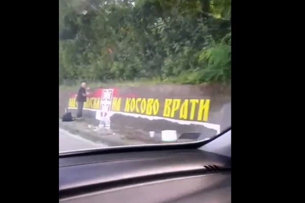 Serbia mbushet me grafite “Kur të kthehet ushtria në Kosovë…”, ekspertja: E rrezikshme!