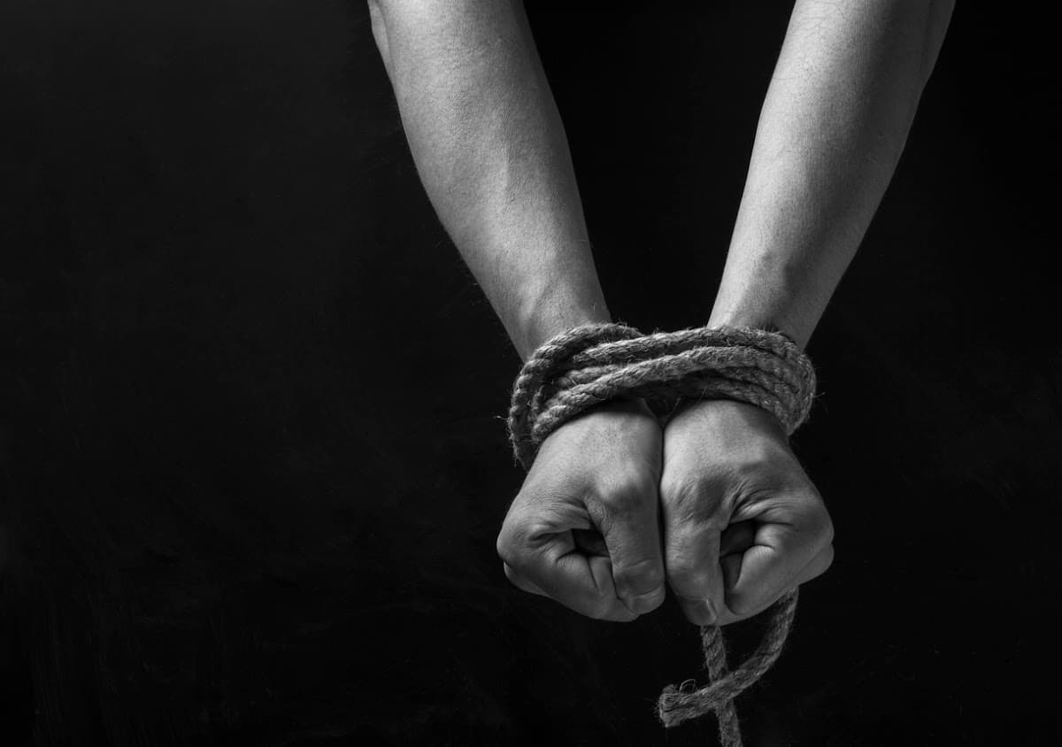 Dyshohet se rrëmbyen një person dhe e malretuan fizikisht, arrestohen një grua dhe katër burra në Prishtinë