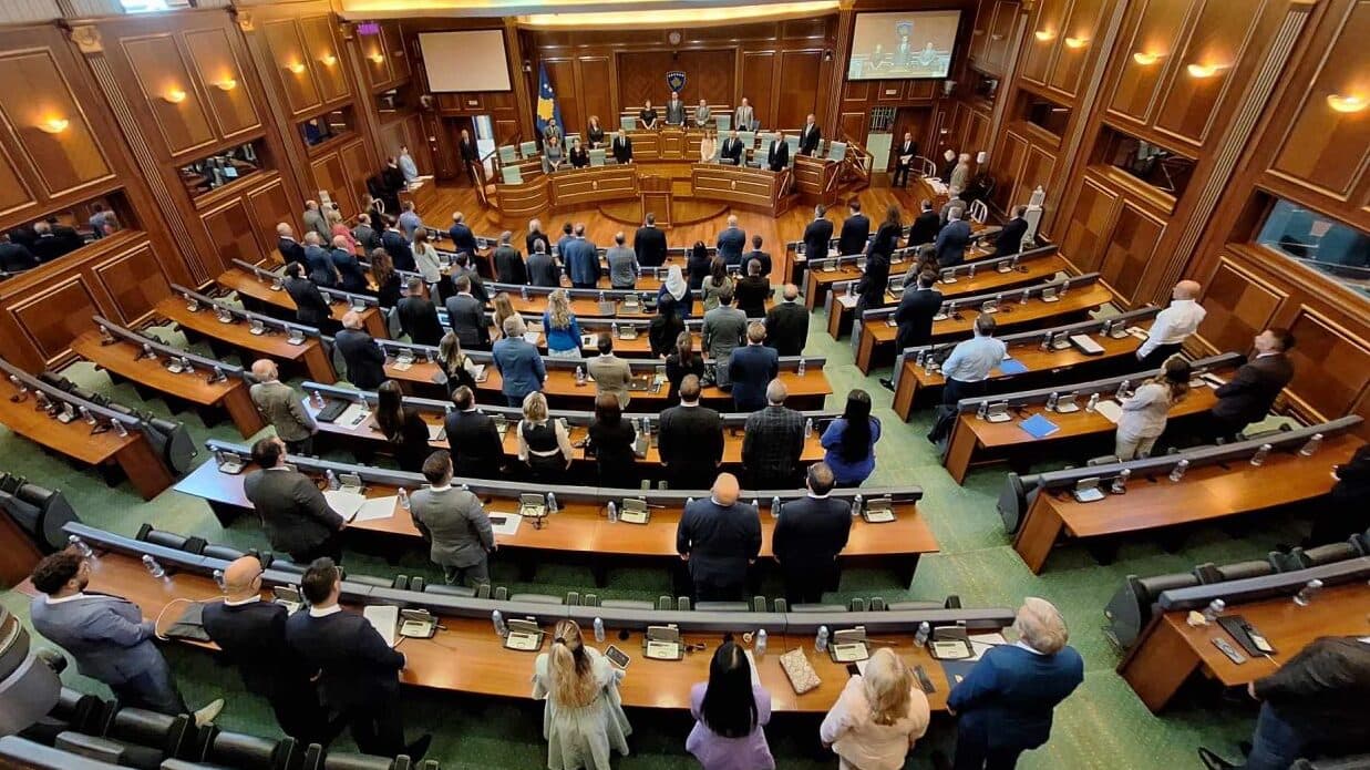 Kuvendi nis seancën me një minutë heshtje për heroin Afrim Bunjaku