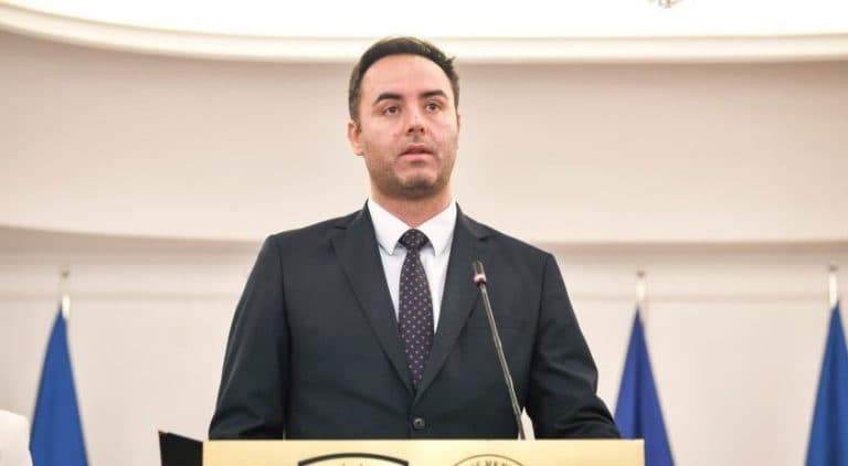 ​Konjufca arsyeton Kurtin: Lajçak po kryen punën në mënyrë të papërgjegjshme