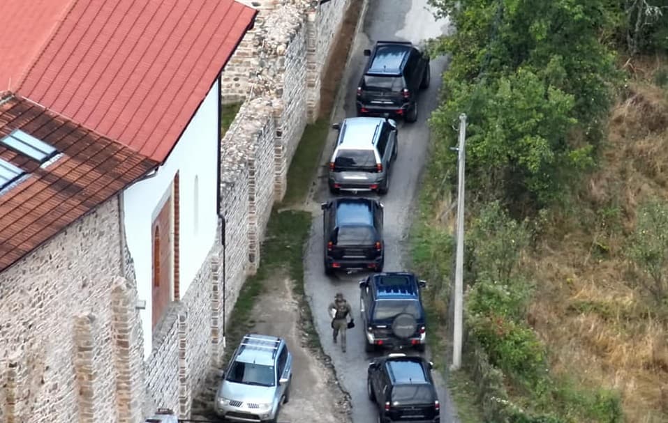 Policia: Intensiteti i sulmeve ndaj policëve ka rënë, por situata në Banjskë vazhdon të jetë e tensionuar