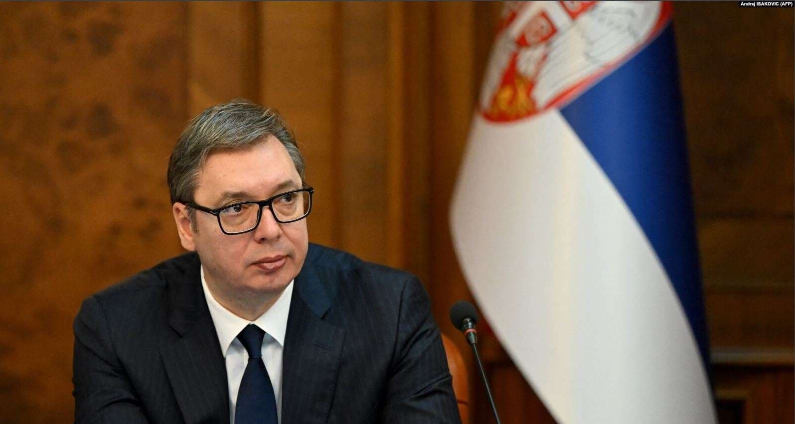 Vuçiq thotë se serbët “nuk do t’i dorëzojnë” ndërtesat në veri të Kosovës