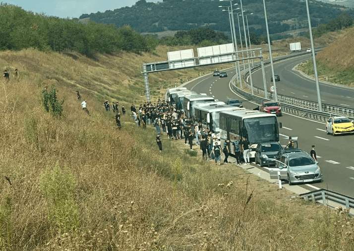 Bllokuan autostradën, gjobiten shoferët e autobusëve
