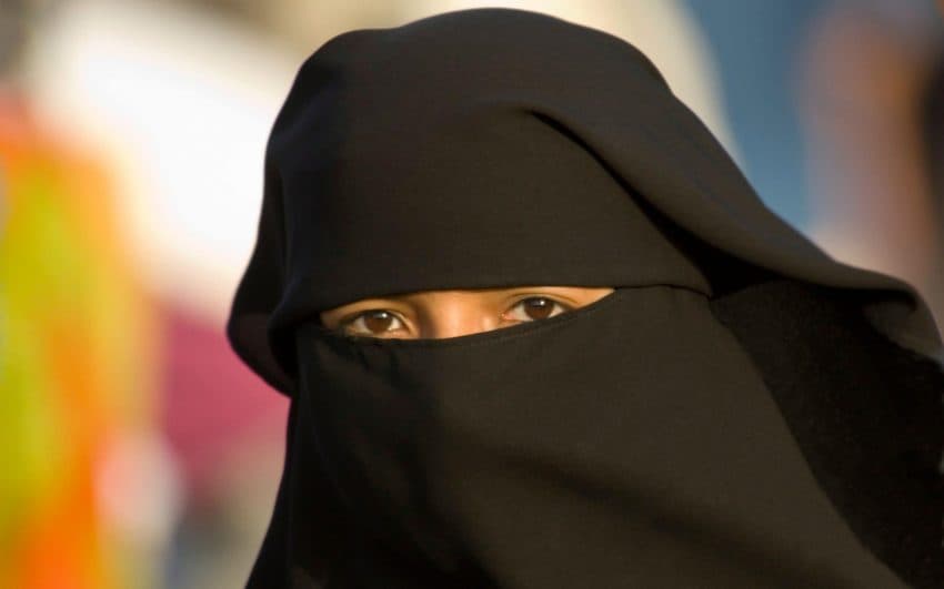 Parlamenti zviceran miraton ndalimin e mbulesës së plotë të fytyrës si burka dhe vendos gjoba për shkelësit