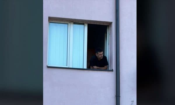 Qetë në Veri, punonjësit serbë monitorojnë situatën nga objekti që parashihet ta lëshojnë sot