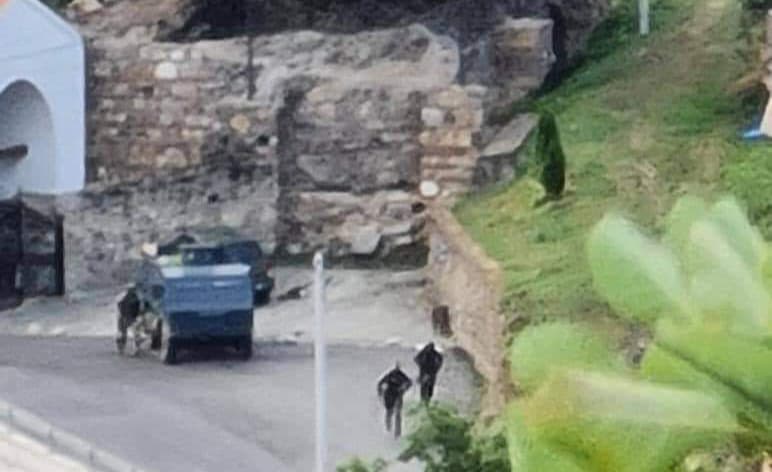 Maliqi: Sulmuesit synonin inskenimin e një masakre ku do të vriteshin pelegrinët dhe murgjit serbë