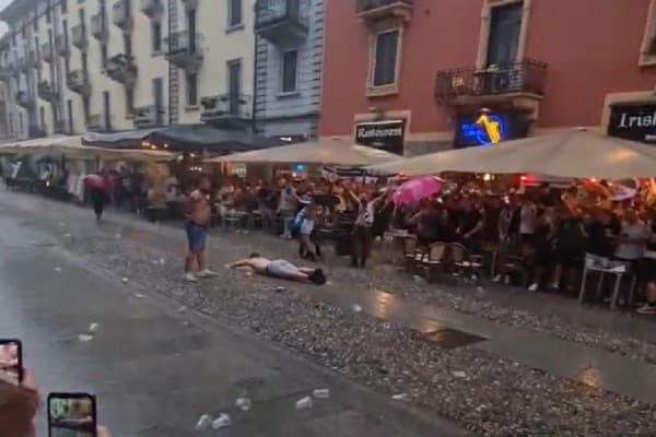 ​Theret me thikë një tifoz i Newcastle para ndeshjes me Milanin