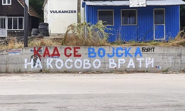 Grafitet me shkrime nxitëse në Leposaviq, policia hap rast