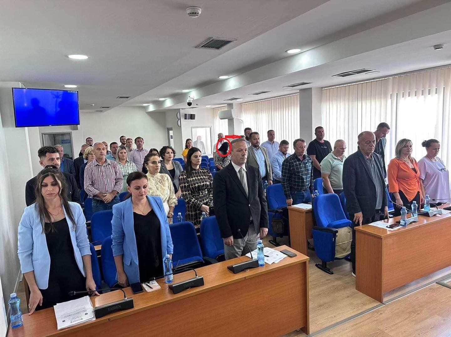 Dy asambleistët e Listës Serbe në Obiliq mbajnë një minutë heshtje për rreshterin Afrim Bunjaku