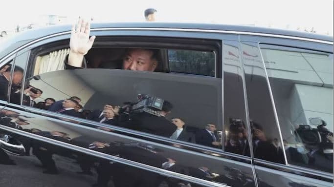 Kim Jong Un viziton fabrikën e avionëve luftarakë në Rusi