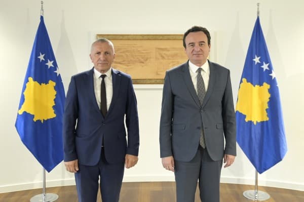 ​Kurti përgëzon Kamberin për afirmimin e shqiptarëve në Luginë