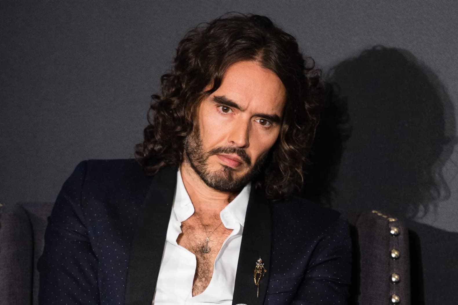 Russel Brand akuzohet për sulme seksuale, ai thotë se gjithçka ndodhi me dëshirën e tyre