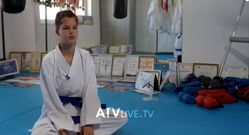 Karateistja 13 vjeçare që numëron rreth 100 medalje