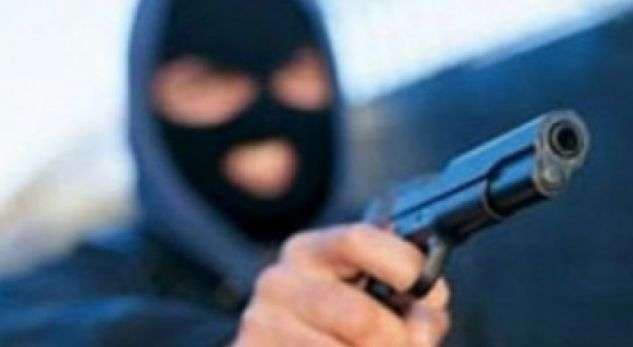 Dy të maskuar plaçkitin një person në Prishtinë