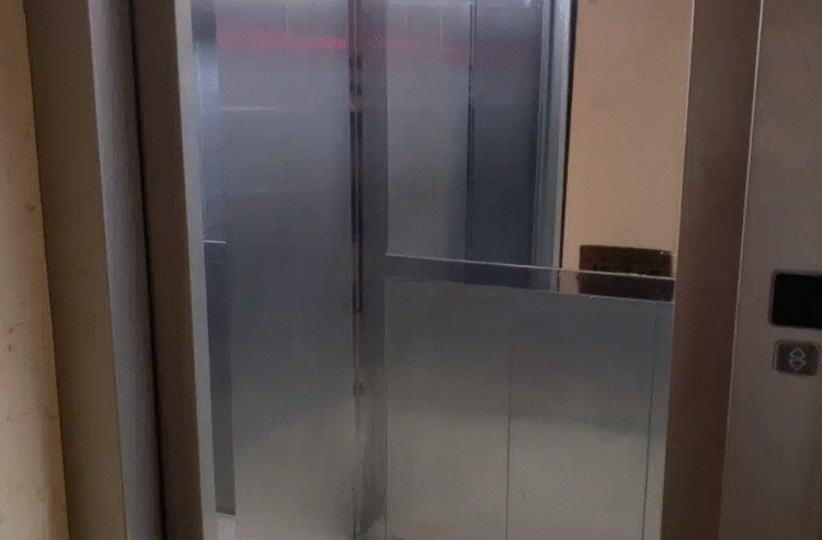Bie ashensori, lëndohen rëndë dy persona në Gjakovë