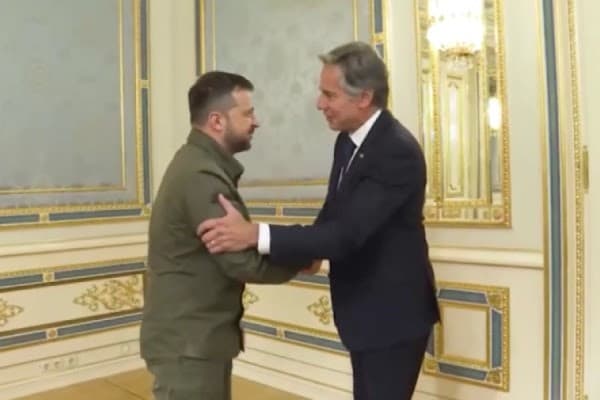 Blinken takohet me Zelenskyn në Kiev