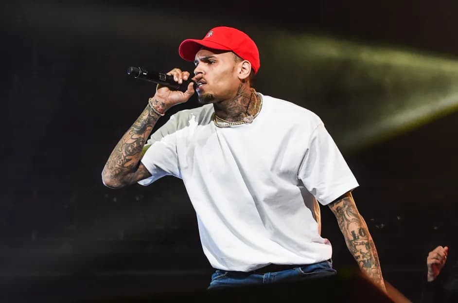 Chris Brown paralajmëron lansimin e 11 këngëve