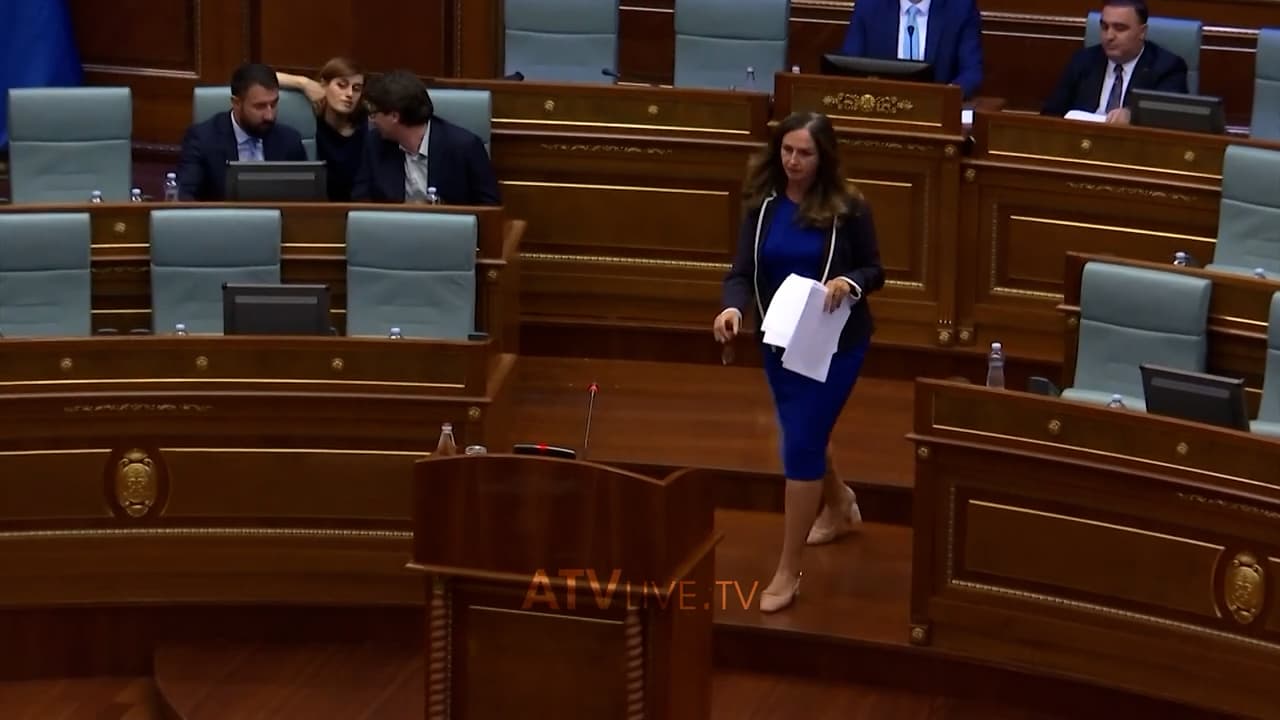 Deputetët diskutojnë me ministren e arsimit për librat shkollor