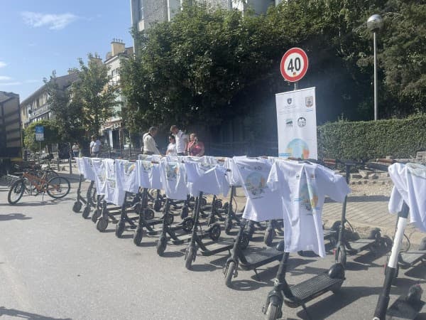 ​“Dita pa makina”, qytetarët kanë mundësi të shfrytëzojnë trotineta e biçikleta falas