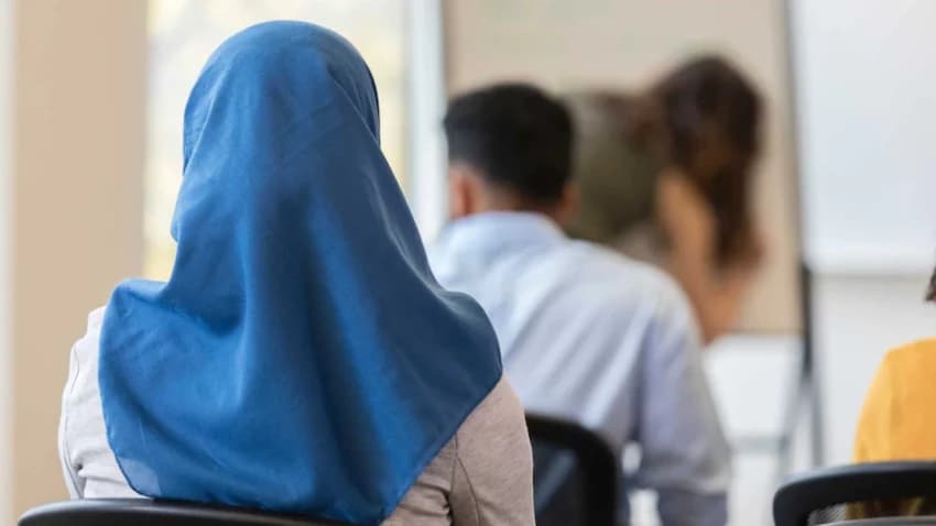 Drejtori i Arsimit në Pejë për përjashtimin e nxënëses me mbulesë: Ndalohet me ligj
