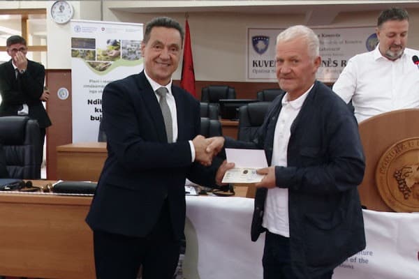 ​FAO shpërndan kuponë me nga 300 euro për fermerët e Rahovecit