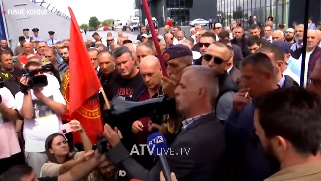 Protesta e OVL-UÇK-së, veteranët hedhin telefonat para bazës së EULEX-it në Fushë Kosovë