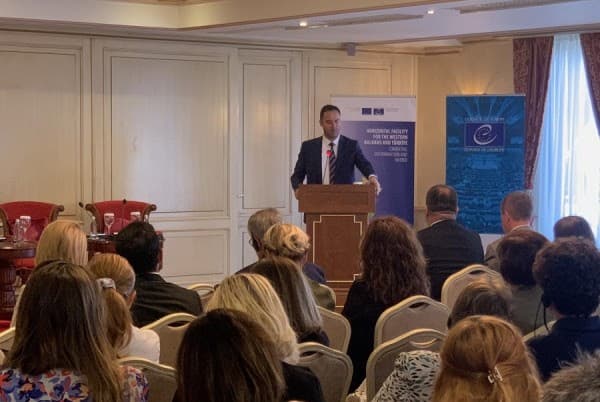 ​Gjuha e urrejtjes në rritje, Konjufca: Politikanët nuk janë shembull i mirë