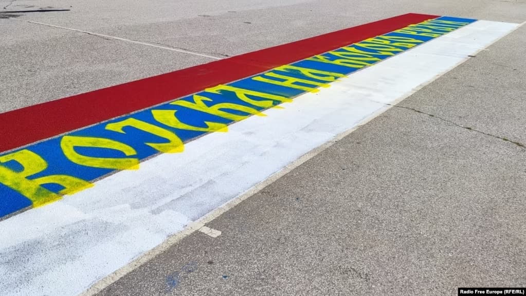 Grafiti “Kur ushtria të kthehet në Kosovë” shfaqet në Mitrovicë të Veriut