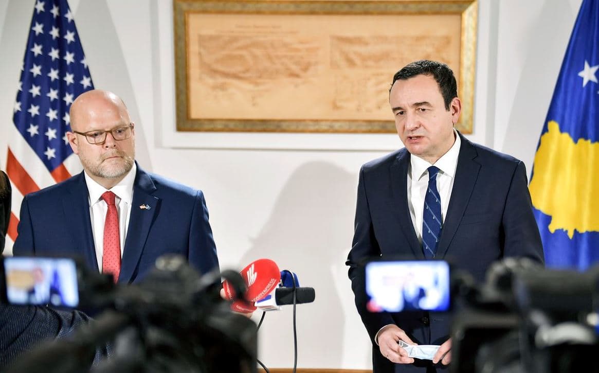 Hovenier dekarohet pas takimit me Kurtin