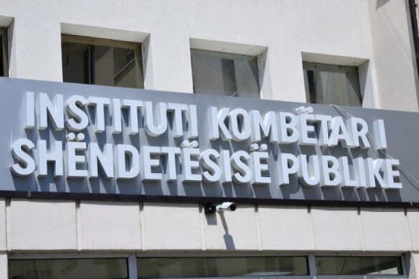 ​Një i vdekur dhe 67 raste pozitive me COVID-19 në dy javët e fundit