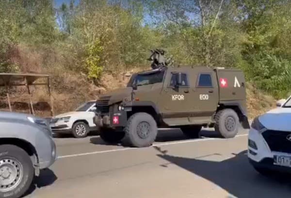Dhjetëra automjete të KFOR-it nisen në drejtim të Leposaviqit