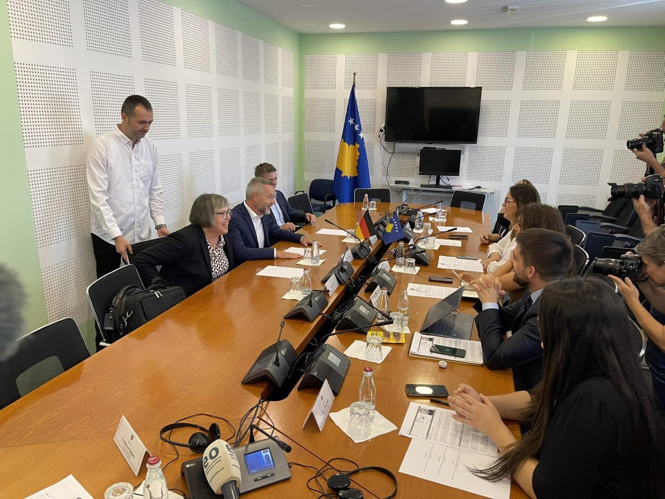Kryetari i Komisionit për Punë të Jashtme i Bundestagut gjerman takon deputetët kosovarë
