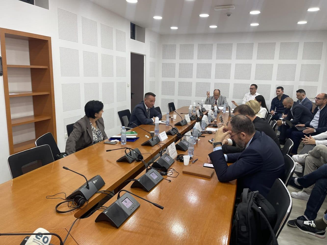 Drejtoresha e ARrShU-së ankohet se kompanitë e ujësjellësit s’u kanë dërguar të dhëna të sakta