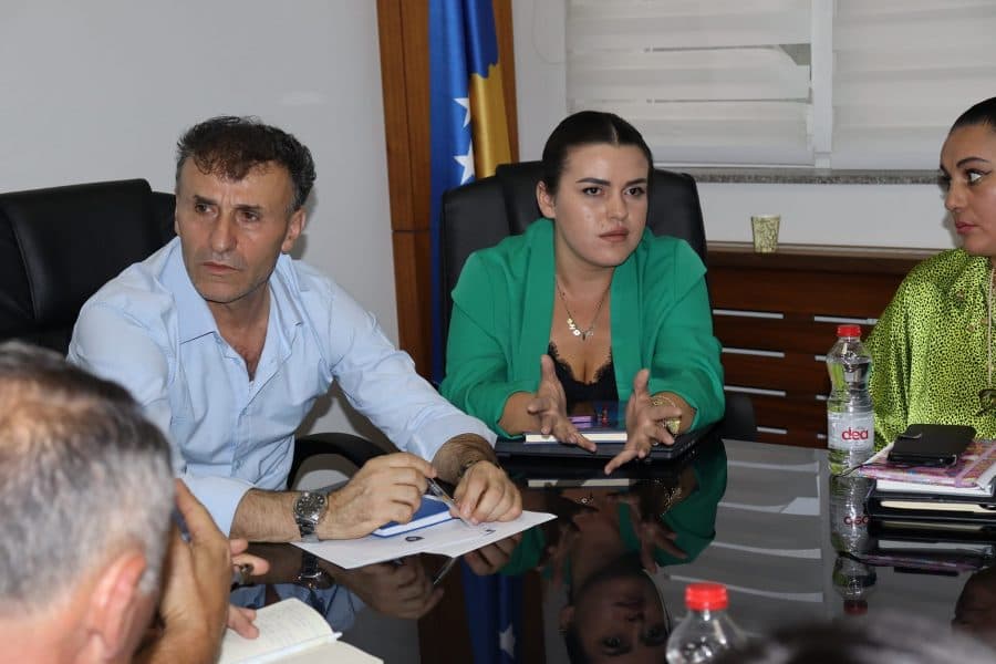 Dalin foto të reja të Lulzim Hetemit nga një mbledhje në Komunën e Leposaviqit